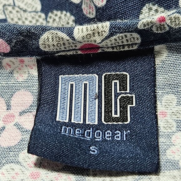 Medgear Scrub Top Womens Size Small Floral Butterfly Print Short Sleeve Medical - Picture 4 of 5